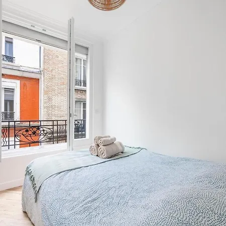Apartment We Parisian Les Invalides Cozy